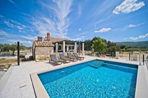 Holiday House Bracuta
